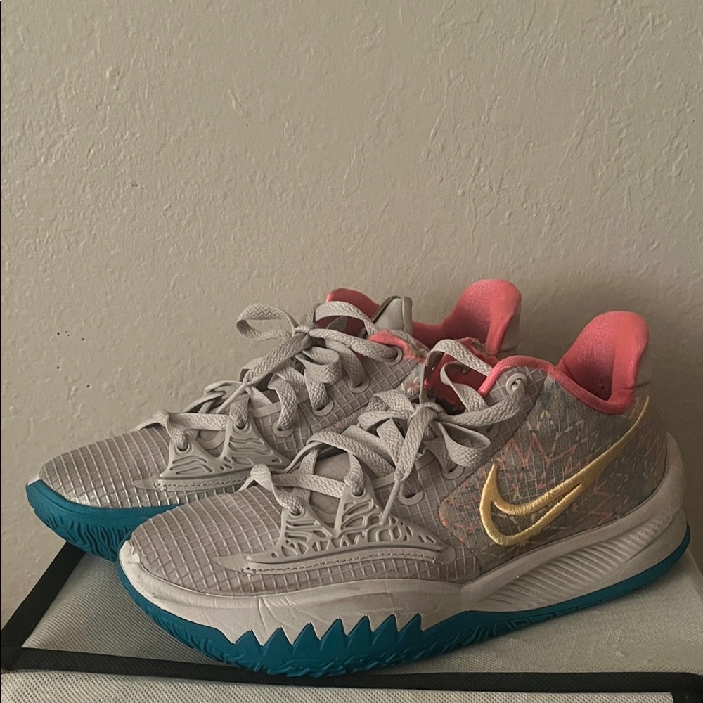Men 6.5 Women’s 8 Kyrie 5 basketball shoes
